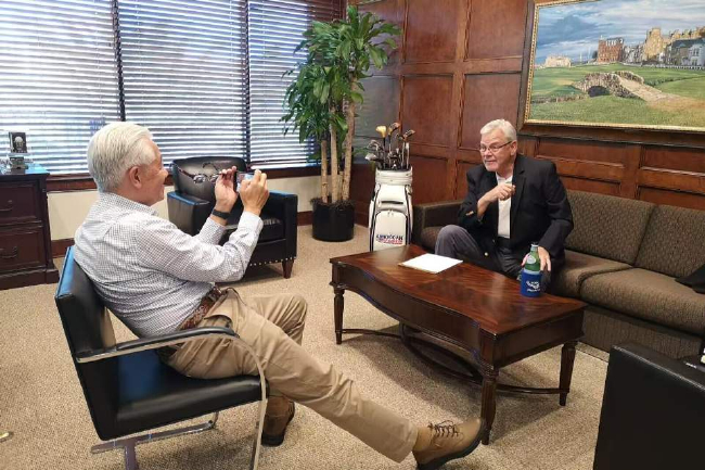 乔-贝迪茨的办公室墙壁上挂了一副斯威肯桥的油画