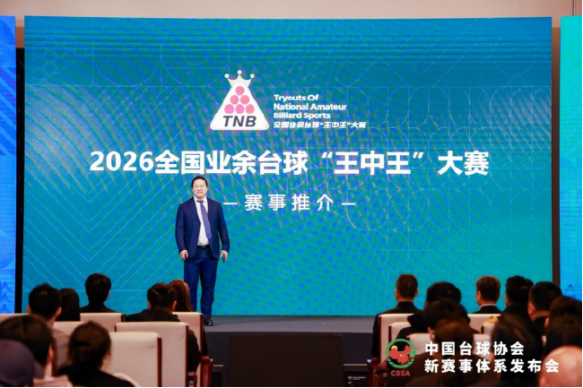 图为苏州睿湖体育集团有限公司董事长 蒋政介绍“王中王”赛事&nbsp;