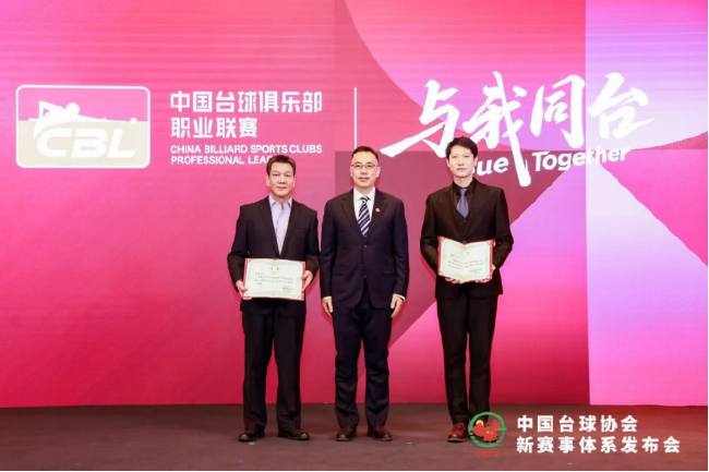 从左至右依次为严晓明顾问、姜世才理事长、滕翀顾问