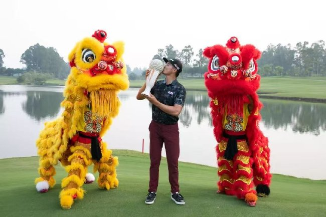 2019年，白政恺捧起了佛山公开赛冠军奖杯 - 广粤杯