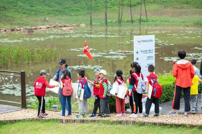 社区组织参观球场，学习环保知识