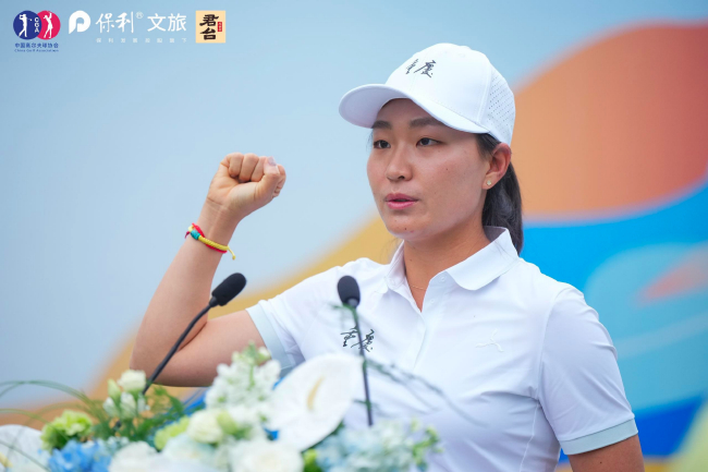 运动员代表杜墨含宣誓