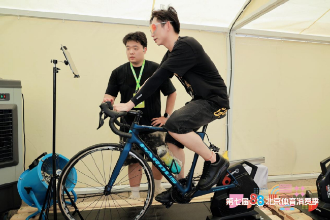 奥运冠军林跃体验NEST虚拟骑行