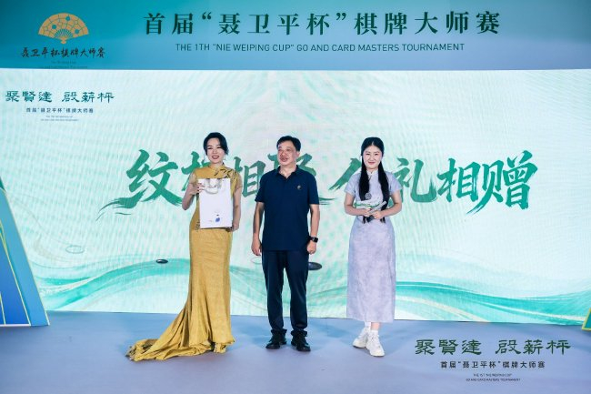 （陈宇在颁奖晚宴上代表主办方送出幸运礼品）