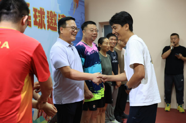 大兴区社会体育管理中心项目负责人 何维 为冠军队伍新联会队颁奖。
