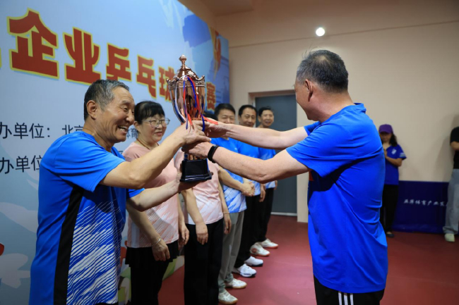 大兴区乒乓球协会秘书长 李晓林 为季军队伍榆垡空港队颁奖