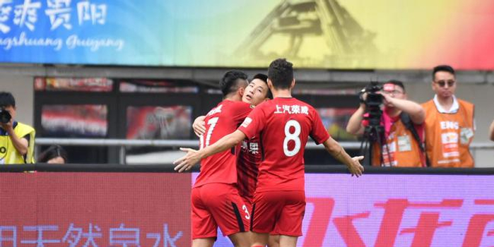 进球GIF-奥斯卡精准直塞助攻 武磊冷静打远角