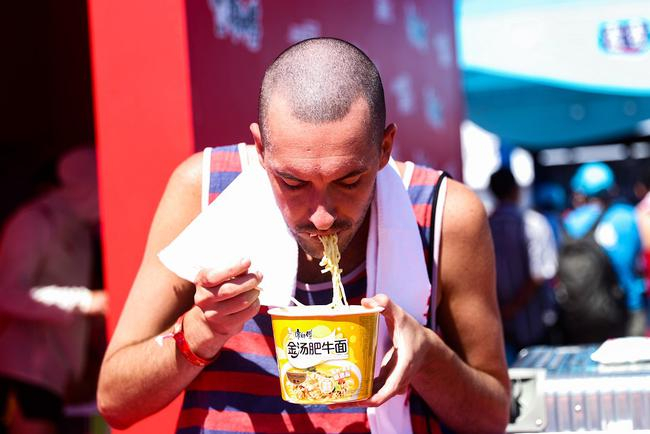 （外国跑者Sean Raymond赛后吃面充能）