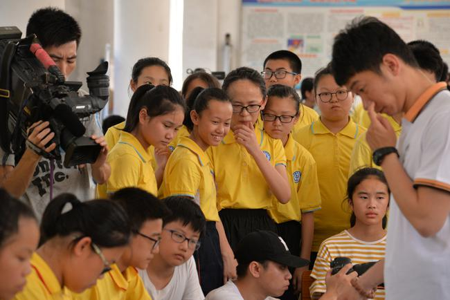 活动吸引同学驻足观看