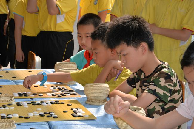 全神贯注的小棋手