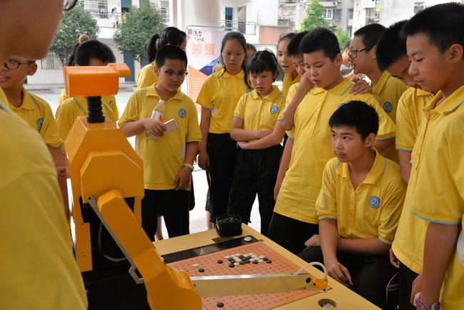 小棋手与机器人“小智”对弈