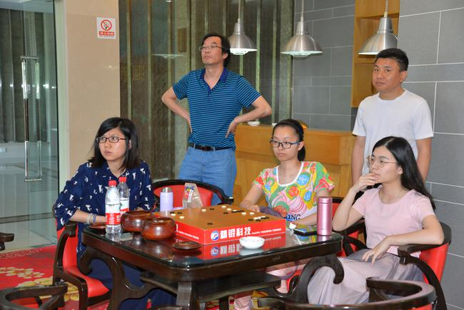 研究室内中国女团队员关注棋局进程