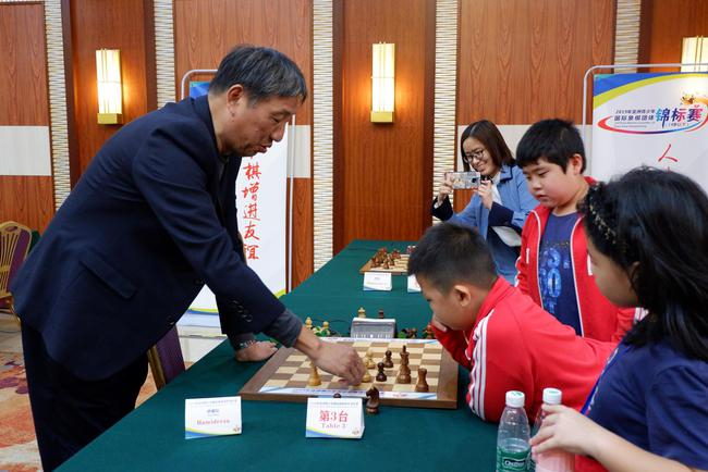 柳大华为小棋手复盘