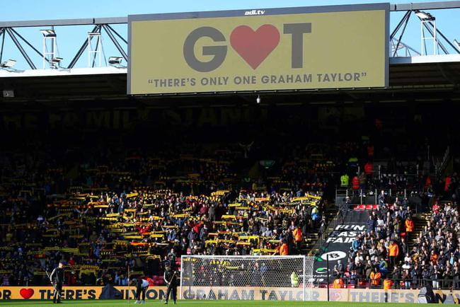 沃特福德球迷致敬3年前去世的名帅格雷厄姆-泰勒