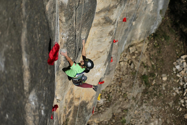 预赛选手挑战旱夔门的陡峭岩壁