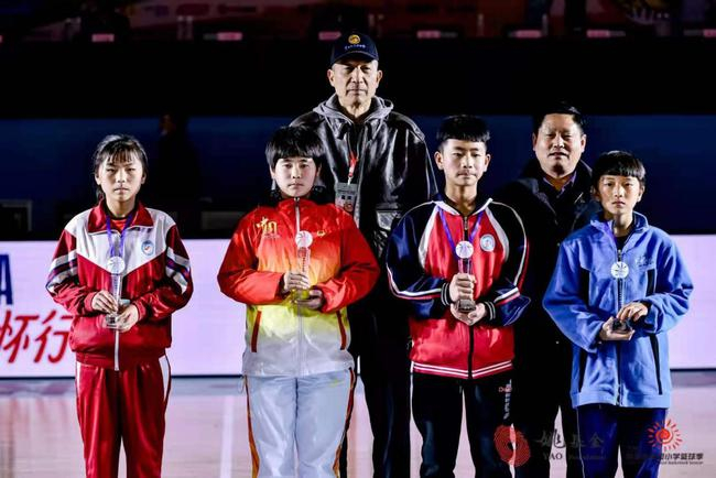 获奖球员代表上台领奖