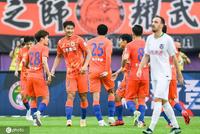 中超-吴兴涵传射郭田雨头球 泰山2-0胜10人青岛