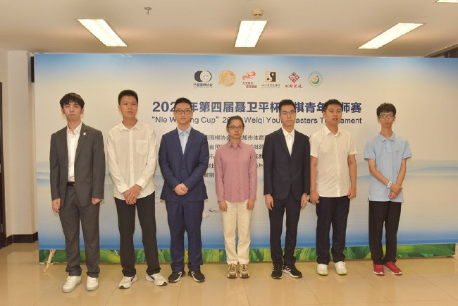 7位晋级8强的中国棋手合影