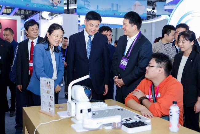 (与会指导参不雅“元萝卜SenseRobot”AI棋战机器东谈主)