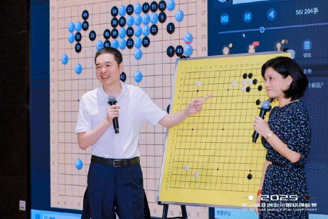 中国首位围棋世界冠军马晓春与中国女子围棋世界冠军徐莹为棋迷讲解李昌镐、罗洗河实况对弈棋局