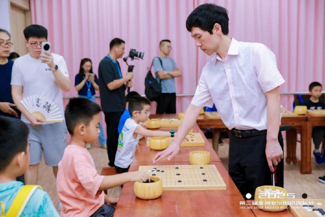 李昌镐走进宝安社区,给小朋友们下指导棋