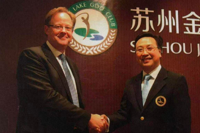 顾明和佩尔-埃里克松（Per Ericsson）持手开启沃尔沃中国公开赛新的模式