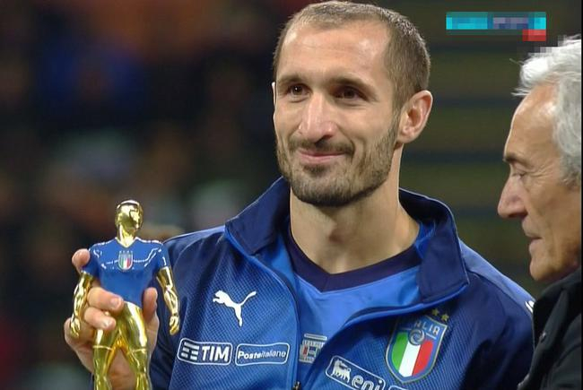 基耶利尼赛前接受百场纪念品