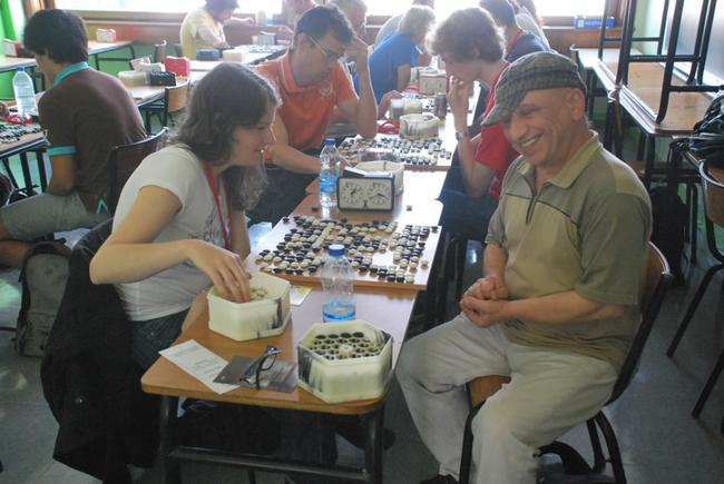 男女老幼在围棋大会都能找到乐趣