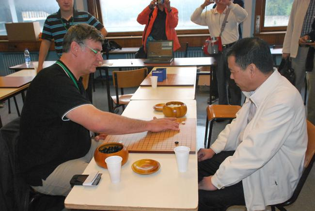 　　围棋协会主席之战，法国围棋协会主席弗莱德对阵上海围棋协会主席周星增。印象里那盘棋，周总最后为国争光了。