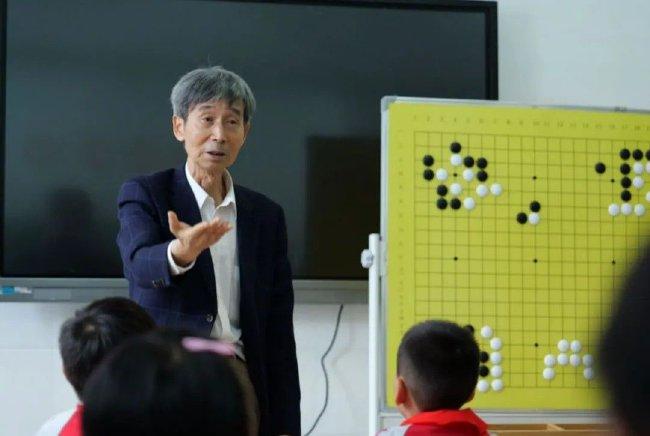 王汝南为孩子们讲授围棋之道