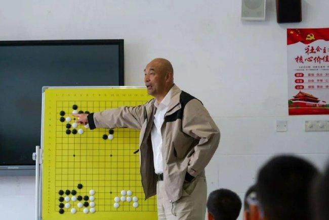 刘小光为同学们讲解围棋知识