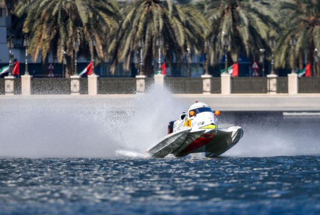 中国天荣队赛手彼特•莫林驾驶8号赛艇在水面飞驰