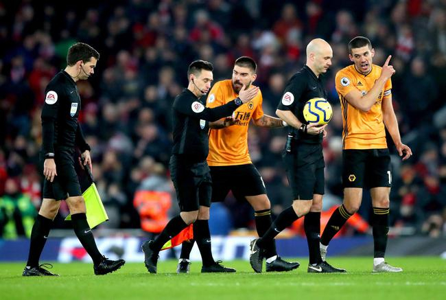 狼队球员对取消进球不满