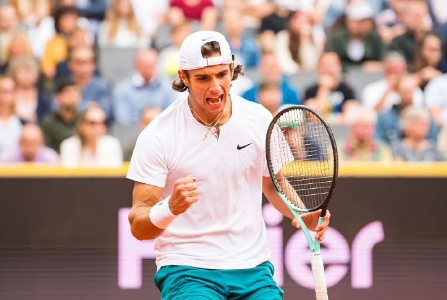 穆塞蒂在第二盘错过五个冠军点后最终三盘鏖战击败阿尔卡拉斯夺得个人巡回赛首冠