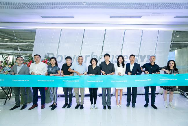 众嘉宾为宝力豪王府井旗舰店开业剪彩