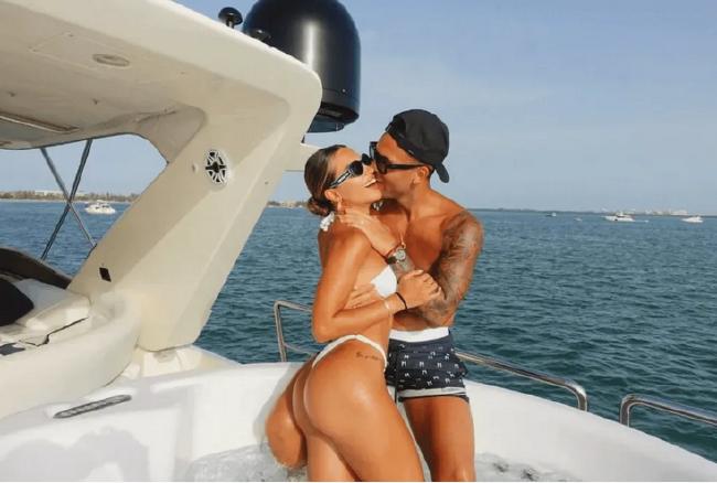 太阳报：劳塔罗与妻子迈阿密度假 游艇上热吻秀恩爱
