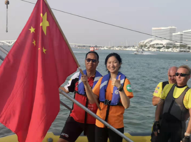 李泓燕作为“F1绿色使者”和国旗护旗手，登上开幕式贵宾巡航艇