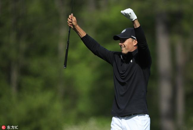 斯皮思举起双手庆祝