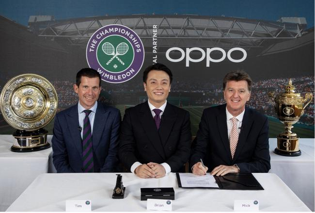 　　OPPO副总裁、中国大陆事业部总裁沈义人与全英草地网球俱乐部商业和媒体总监Mick Desmond（右一）进行合作签约（照片来源：AELTC/Jed Leicester）