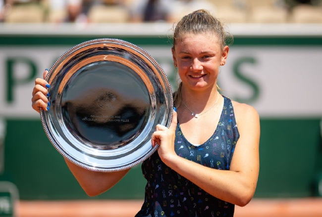 17岁的哈夫利奇科娃在青少年组女单和女双赛事中夺得双冠