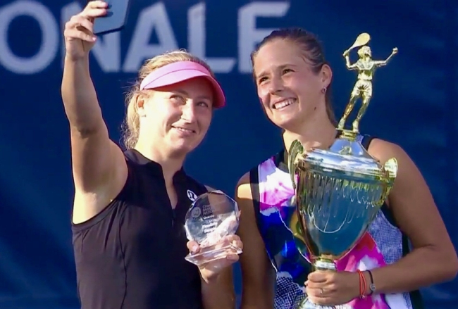 颁奖仪式上萨维尔拿出手机与冠军卡萨金娜自拍留念