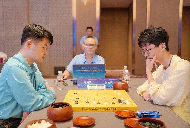 业余围棋“四大天王”之一的马天放8段（左）在比赛中。 中国围棋协会供图