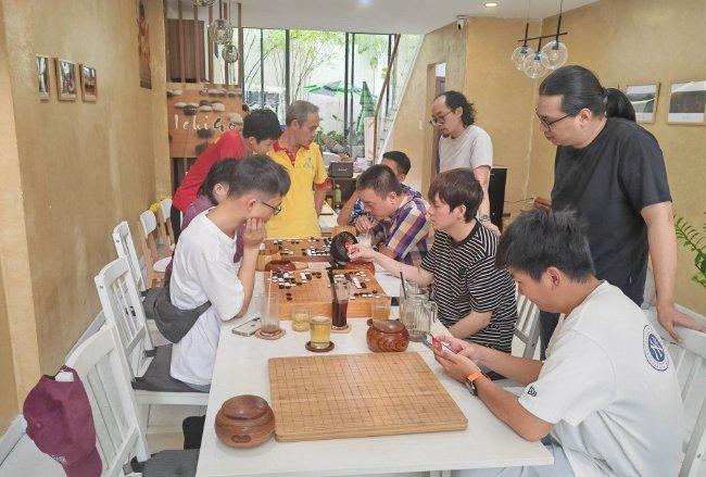 胡志明市咖啡馆里的围棋对弈