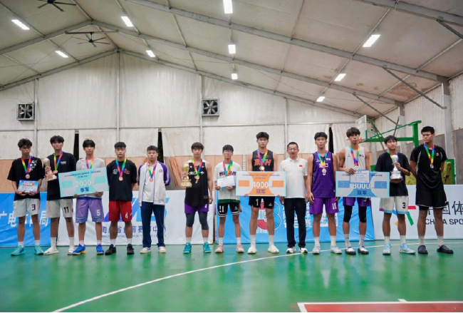 男子青少年组1-3名获奖队伍合影