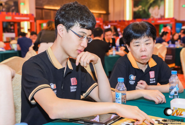 连笑九段研究棋局
