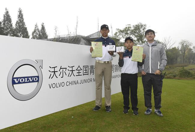 男子“未来之星”奖获得者陈沛成（左）、“新叶”奖获得者周彦含（中）