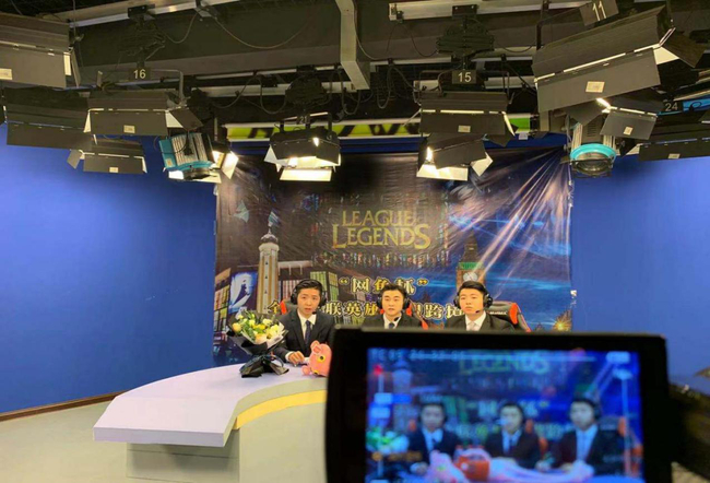 　学生正在直播解说“网鱼杯”电竞赛