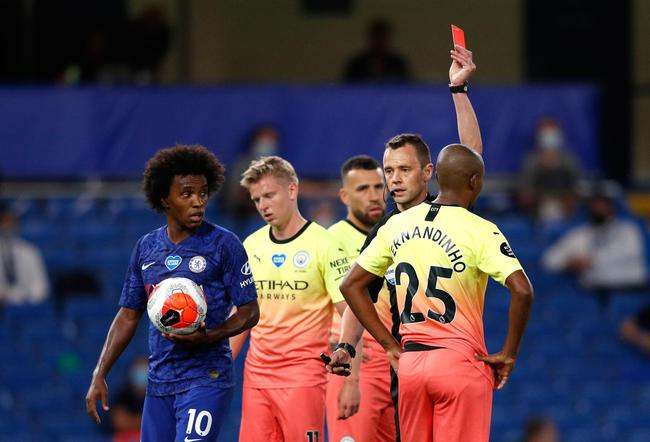 费尔南迪尼奥被罚下