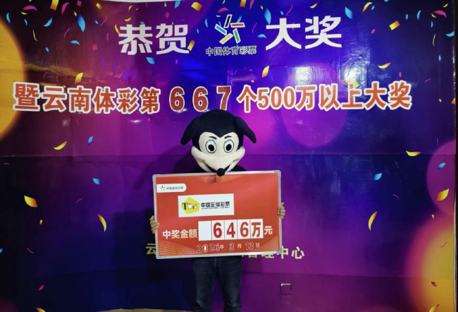 中奖得主领奖照