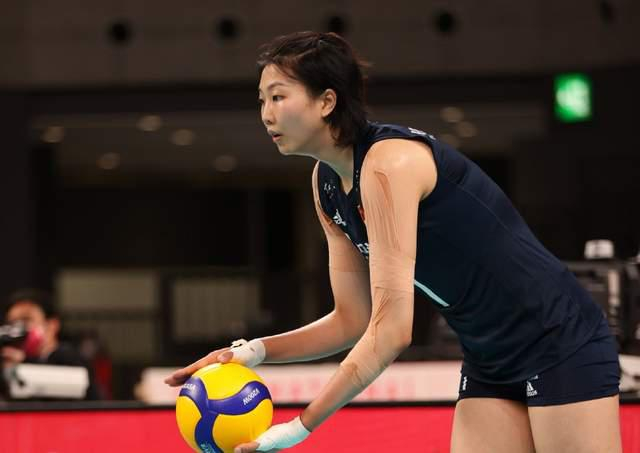 袁心玥准备发球